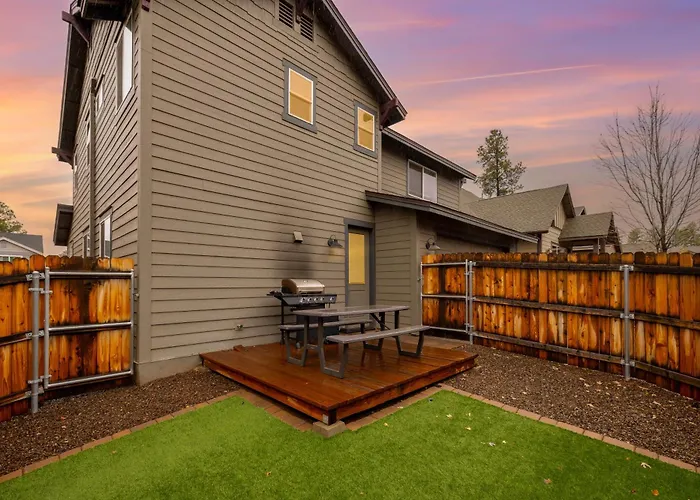Modern Getaway With Mountain Charm. *