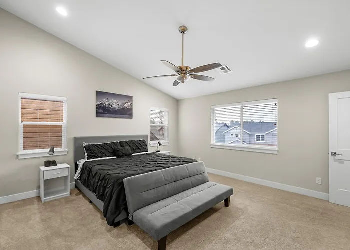 Modern Getaway With Mountain Charm. Holiday home Flagstaff